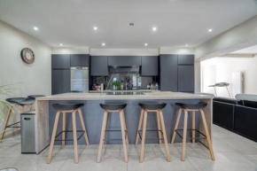 Grande maison jardin terrasse moderne parking 12 pers